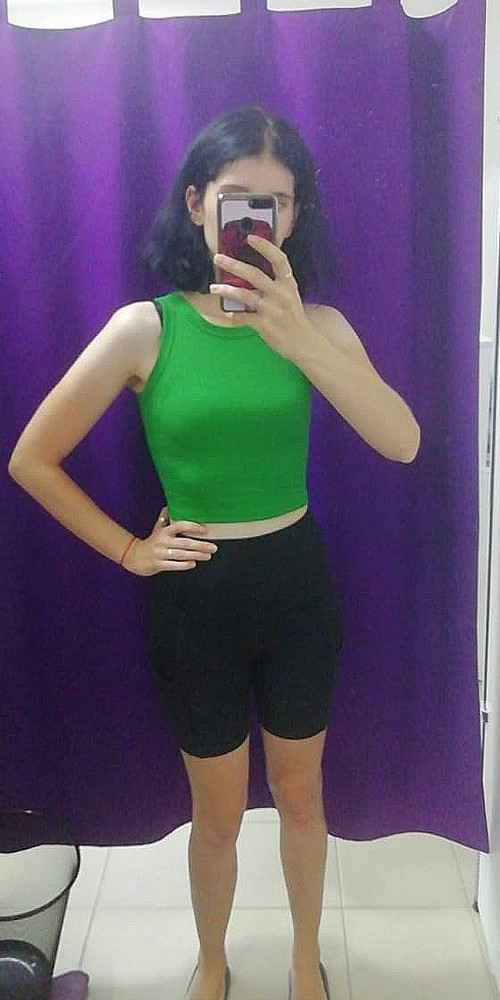 Ткань хорошая, эластичная
Спинка как борцовка
Прям конкретно в облипку, на большую грудь думаю будет неудобно или прям очень по короче чем на модели
Мои параметры в профиле
Взяла два, зелененький и фуксию