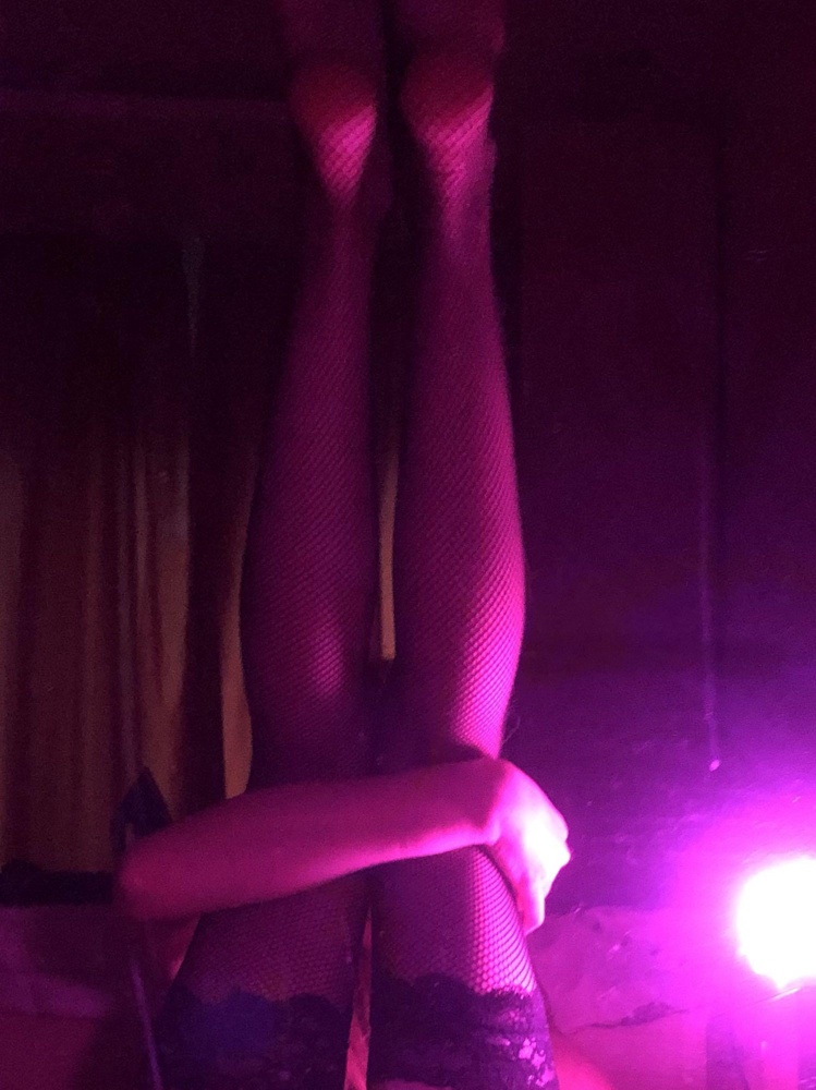 Отличные чулки. Уже полгода пользуюсь, не порвались. Клейкая лента качественная. Рекомендую 