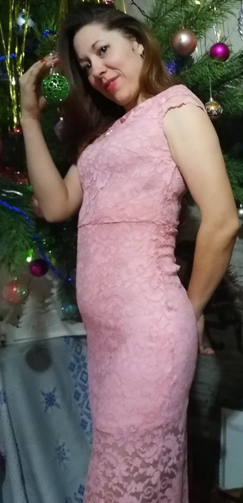 Платье хорошее, все подошло, кроме подъюбника, поднимается вверх,либо пришивать, либо не наклоняться т.к очень коротенький. По мне маломерит на размер.