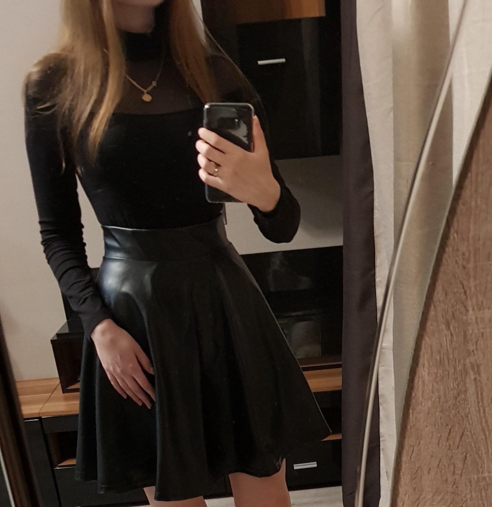 Отлично, жаль только молнии нет)
Смотрится хорошо, подчёркивает талию.