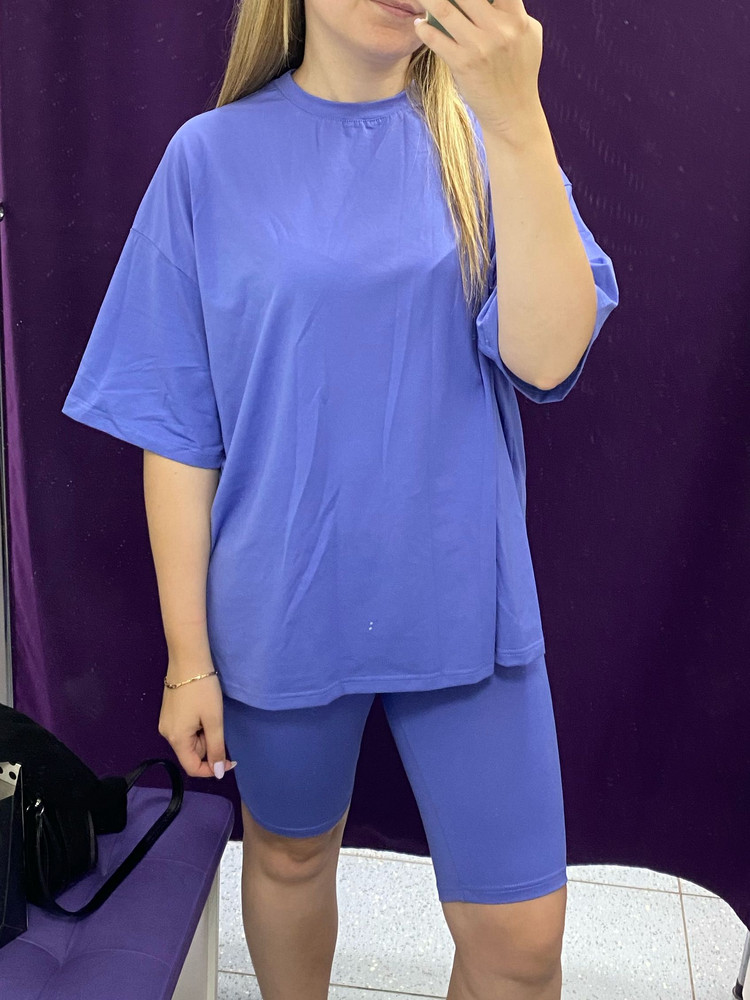 Костюм вообще понравился,насыщенный цвет, у футболки хороший оверсайз, но тонкие лосины, поэтому отказ