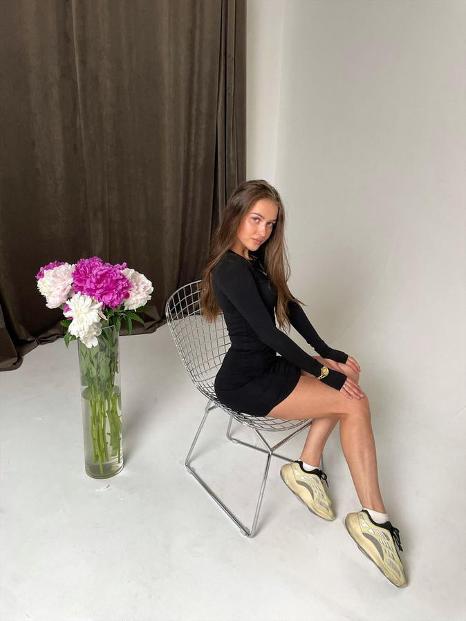 Чувствую себя в этом платье агентом под перекрытием или bad girl🖤