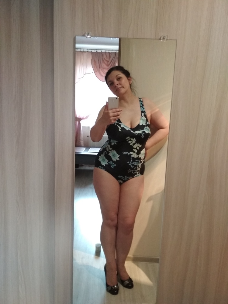 Понравился. Заказала 3 варианта,  выбрала этот. Ткань качественная,  плотная,  на подкладке. Цвета яркие,  имеет утягивающий эффект в области живота, бочков. Чашки на паралоне. Взяла на размер меньше своих обхватов по ращмерной  таблице.  По ноге  сидит чуть более плотно,  чем хотелось бы,  но на размер больше - велик по груди.   Правда,  у меня хоть и большие чашки (Е),  но грудная клетка не стандартно узкая. При стандартной ширине спины,  грудной клетки сядет хорошо,  в обтяжку. На фото не было видно сборочек на купальнике в области чашек. Эти сборки стали приятным сюрпризом, украшают модель,  делают её интереснее