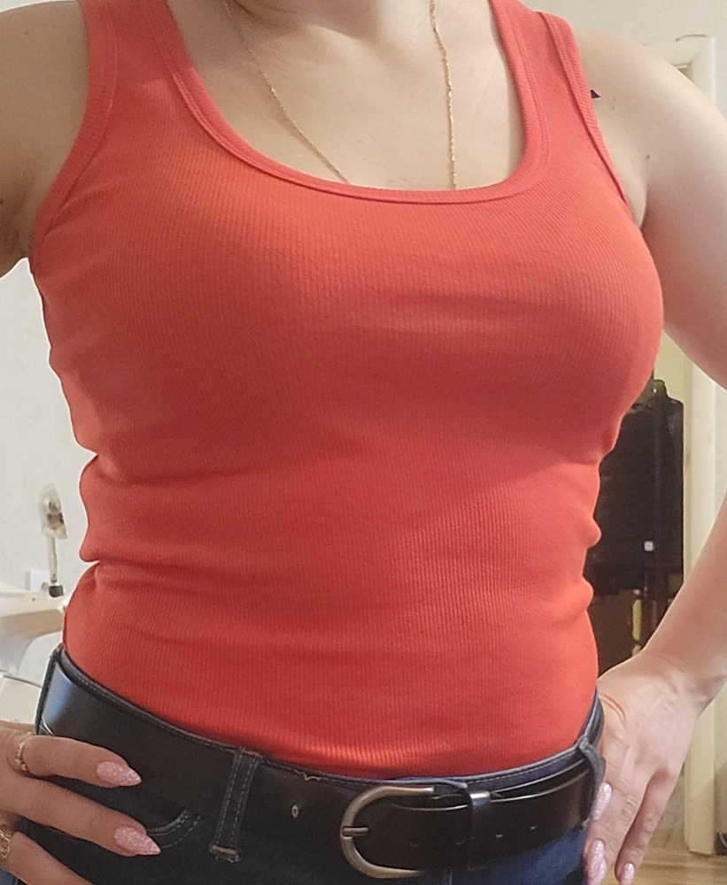 Майка просто супер,иянется,качество бомба. Цвет яркий ,здорово все швы все аккуратные. Советую