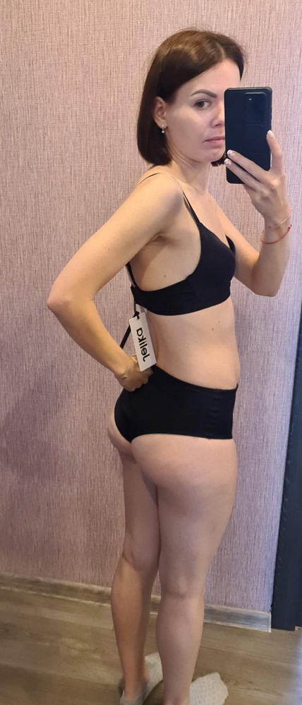 Хорошие и качественные плавки.
Единственное, пришлось потрудиться после отклеивания защитной наклейки(остался липкий слой).