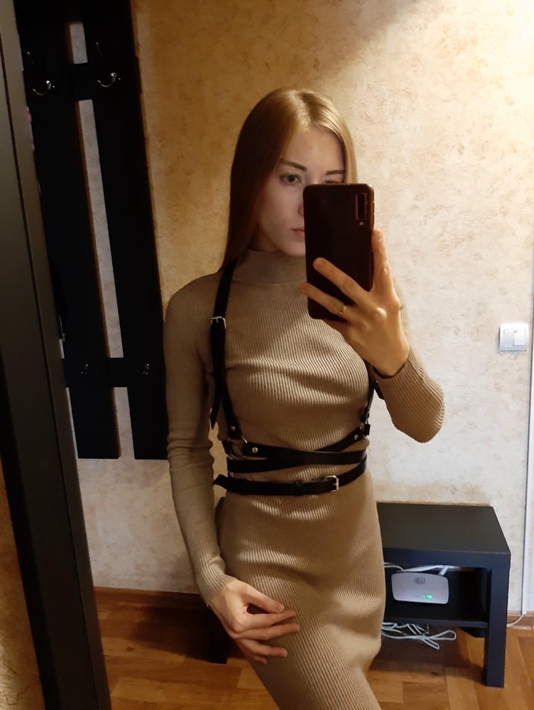 Отличная портупея! Неординарная, стильная, качественная. Размер подошел отлично. При выборе размера, не стала ориентироваться на отзывы и заказывать бОльший размер, смотрела только на размерную сетку производителя (мои параметры: ОГ 82, ОТ 66) . Подошла отлично, застежка точно по центру, хотя переживала, что будет где-то сбоку.