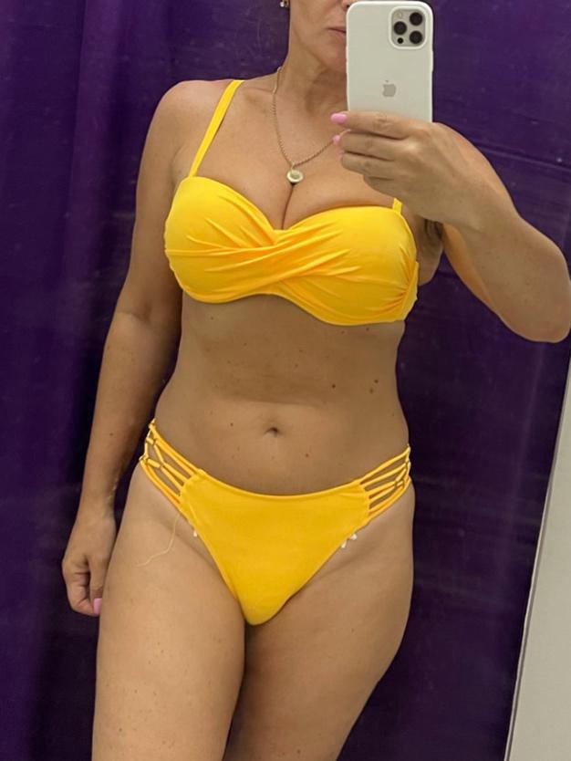 Он нереальный ! Желтый цвет такой желточный , оттеняет загар и подходит брюнеткам . 2 пары плавок с высокой посадкой , 44 отлично держит 4 р/р груди ( 75Е/ 80Д ) , плавки на бёдра 98 