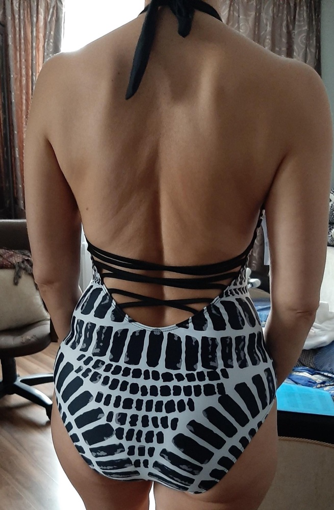 Купальник понравился,красивый плотный,не просвечивает. Единственное, торчали нитки и не обработаны концы верёвочек. На 90/70/98/164 подошёл S. Заказывала ещк М,но он велик в груди и верёвки на спине просто болтаются,но в попе более комфортнее,чем S. Немного не продумана модель именно в груди. Большой вырез и грудь, хотя у меня маленькая,сбоку вылезает из лифа. Думаю сделать там ещё одну верёвочке,чтобы было более комфортно носить. В целом купальник понравился,муж оценил. Один в один ,как на фото. И рисунок такой же.