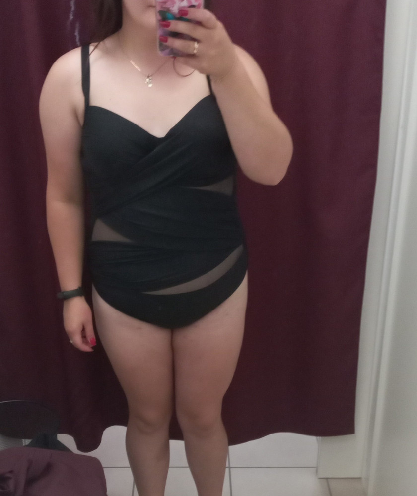 Купальник шикарный. Убирает все недостатки. Скрывает живот. НО, на мою грудь, чашки оказались огромные просто. Тут уже я не внимательно посмотрела, при заказе. Поэтому отказ.