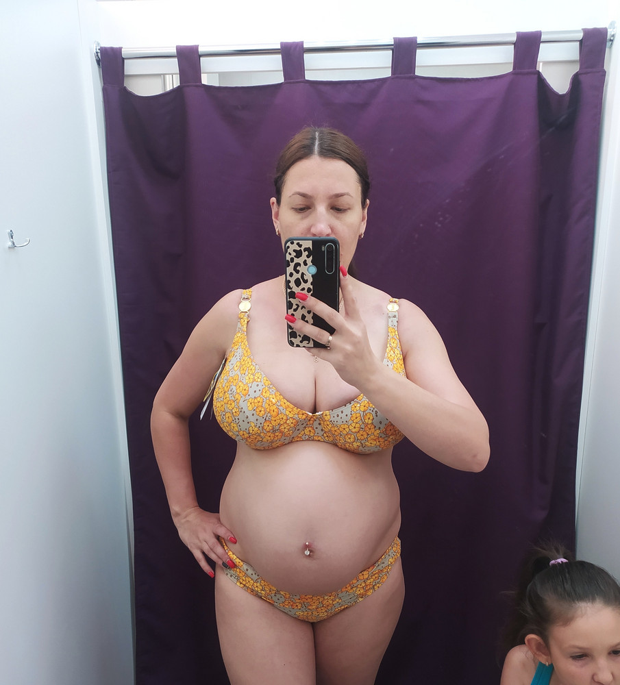 Обалденный купальник. Обычно в маназине подобрать ничего не могу, хотя бы чтоб подошел, не то чтобы нравился. А этот просто супер! Без поролона отлично держит большую грудь, лямки широкие не давят. Первый раз в жизни заказала 2 купальника и оба подошли, очень комфортно в них, в этом более закрыта часть груди к подмышке, но сама грудь более в разные стороны смотрит) Ог 105 см, об 105 см, обхват под грудью 90 см. Покупала бюстгальтер, размер такой же 50 F. Ткань как всегда для купальников только более мягкая и приятная к телу. Спасибо продавцу! Заказывайте не пожалеете! 