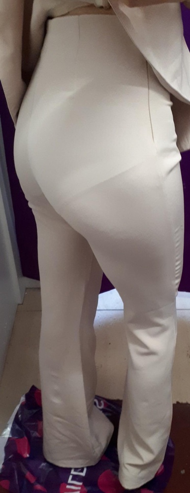 Выбирала из трех костюмов,  разных по цвету. На рост 176 длина как раз на не высокий каблук. У меня 40-42 р , костюм немного большеват (верх), отдам в мастерскую, возможно вставлю чашки, т к виден низ нижнего белья. Брюки тонкие,  высокая посадка,  белье нужно надевать бесшовное. На штанах замком кожу зажала пока застегивала, будьте  аккуратны...Кофту то же нужно сначала застегнуть, повернуть, а потом уже плечо надевать. Сложно закрываться замок. Взяла бежевый в итоге. Пошив костюма местами оставляет желать лучшего. Но за саму модель "5".