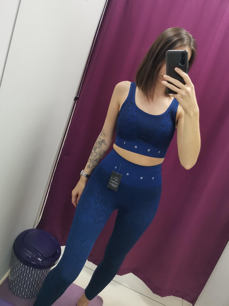 На размер 42-44 сел хорошо. Ткань приятная, запаха нет