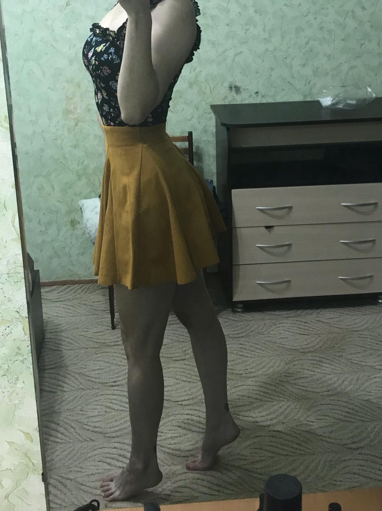 Не знаю что с размерами, талия указана 58-62 на XS, как раз моя в течение дня)) но юбка шире на 7 см к тому очень хорошо тянется!!! Длина 40, а не 45, возможно из-за размера, край неровный, но сидит отлично, ткань тоньше, чем я брала шила под замшу, эта прям на лето) но я взяла, ушить по шву или вставить резинку не проблема, давно хотела пышную восьмиклинку, у меня все солнце и длиньше) за начальную стоимость точно бы не взяла, за 1700 пойдёт) 