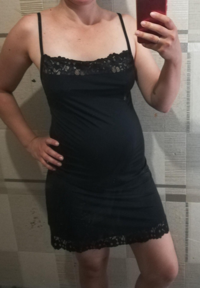 Начиталась отзывов, но всё равно решила заказать. Трикотаж приятный к телу, плотный, хоть и синтетика, но качественная. Лямки регулируются. В некоторых отзывах кружево топырится сверху, у меня всё отлично. На любую, даже маленькую, грудь сядет хорошо. Фигурку выгодно приталивает. Даже животик на пятом месяце.