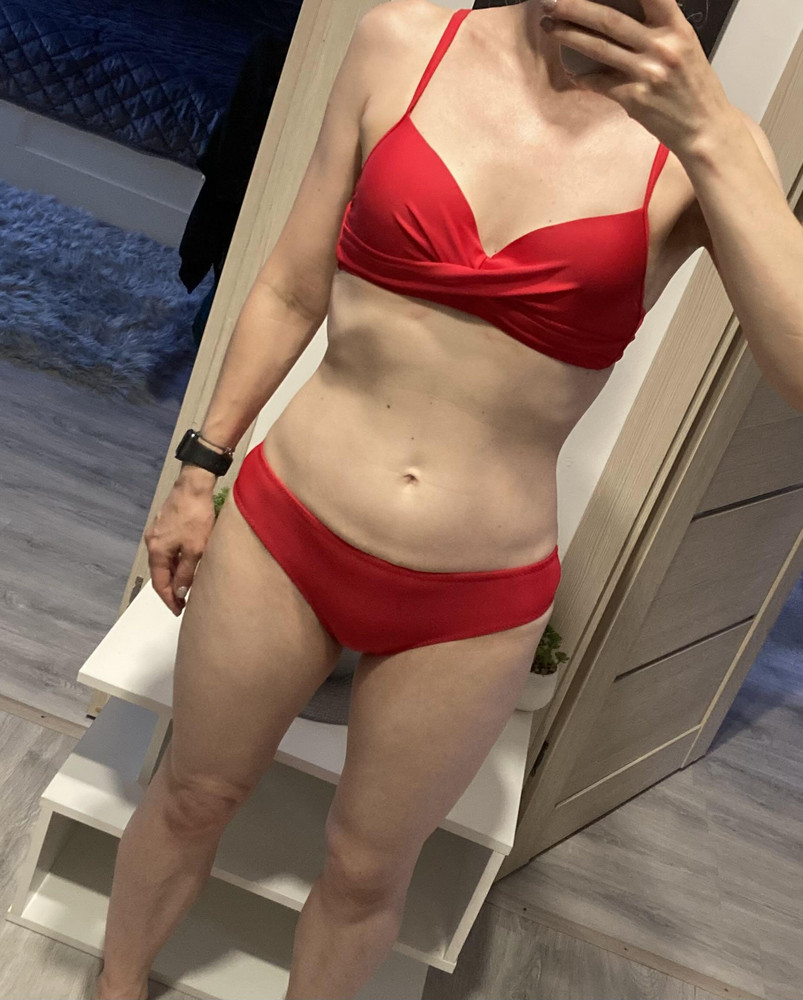 Сниму звезду за маленькие плавки. Мне с моим 42м они малы, при этом верх сел хорошо, соответственно, если брать купальник на размер больше, то верх будет большой. В общем-сделайте уже что нибудь с плавками, пересмотрите их размерность.