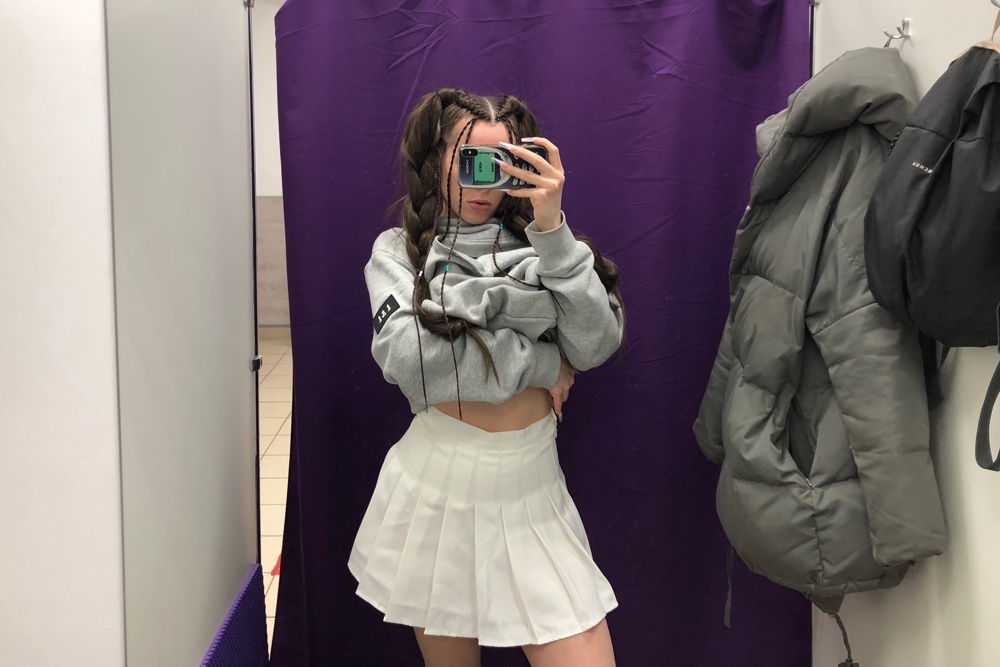 В восторге, ожидала более тонкую ткань, пришла прям приятная. Цвет не голубо-белоснежный, с чуть молочным подтоном. На талию 61 и бёдра 88 идеально сел s. 
Единственное, шортики, скорее всего, буду срезать и надевать более эластичные. Эти из нетянущейся ткани, чуть большеваты.