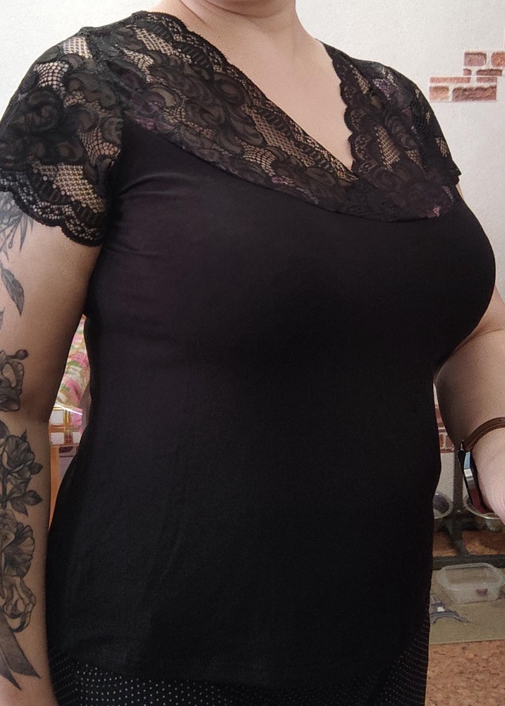 Красивая футболка, без дефектов, ткань приятная, очень я довольна.