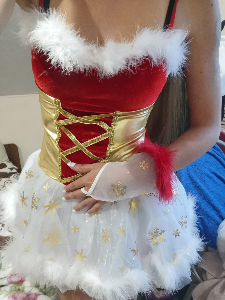 Милый костюм, все как на картинке, колпачок стоит. Ткань тянется на теле, только там где юбка пришита не тянется, снимать пришлось через низ, а так все хорошо. У меня размер М, рост 175.