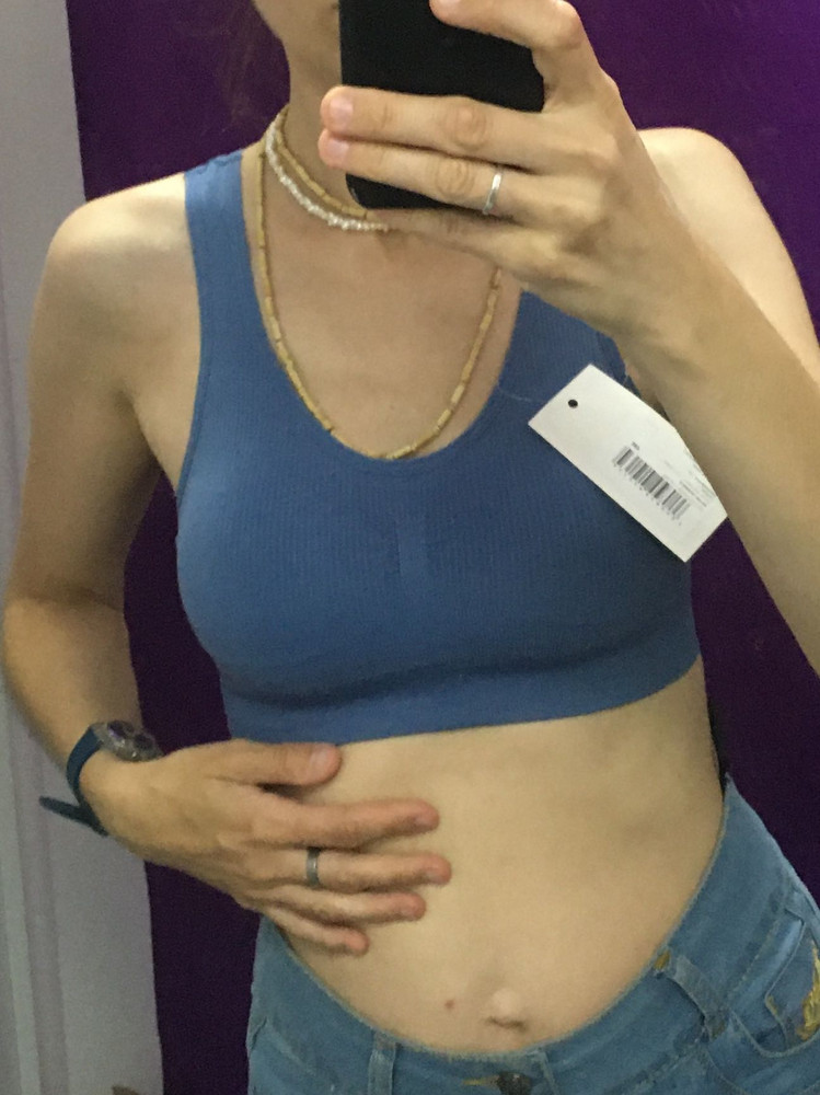 Сама по себе вещь неплохая)) Сделана качественно, ткань приятная, цвет очень приятный, под джинсу. Но не села. Мерила и с пушапом и без. Ношу 80В, 44-46 размер, ОГ 81 ОПГ 76, дважды мама. Грудь большая, но худая) Нижний край бра стремится вверх, налезает на грудь. Нижняя резинка тесная. Лямки морщатся. В общем, совершенно китайский L) 