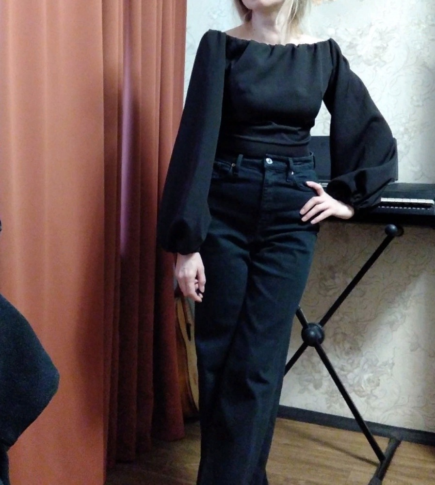 Блузка шикарная, омрачает только  выворачивающая резинка, но я ее приклею. И... еще один момент, девочки  уже давно в продаже дезодоранты, которые не оставляют следы на черном!!! На моей были следы.Кто-то уже мерил. Продавцы должны следить за этим!!!Размер М на мой  42-44 подошел.