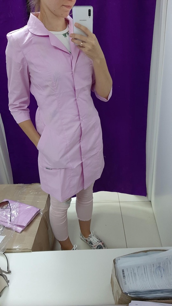 Отличный халатик,глубокие карманы,заказывала размер 44 и 46,купила 44 т.к 46 уж очень большой.Ткань почти не просвечивает,очень приятная,не синтетика как во многих мед.одежках.
 Очень интересный крой воротничка,сидит по фигуре.
 На рост 170см на 5 см выше колена.
 Вес 56кг,чашка B, 44 размер сел отлично.
 На последнем фото 46 размер,огромный.