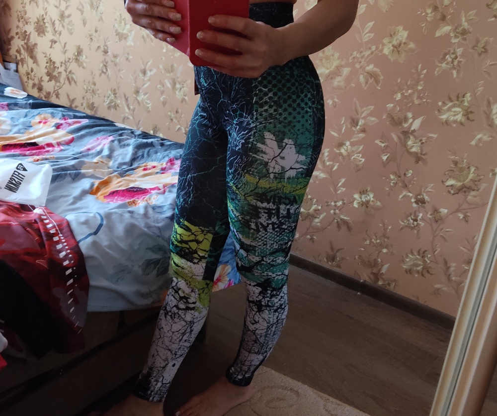 При примерке сначало не понравились. Но дома померила, понравилось, что утягивают в талии. Длиноватые. Не для маленьких ростом. Ткань плотная, но растягивается рисунок. Цена завышена. Сейчас белые лосины продаются со скидкой. Теперь жалею, что не увидела их раньше. Посмотрим как в носке будет. Хочу ещё топ взять. 