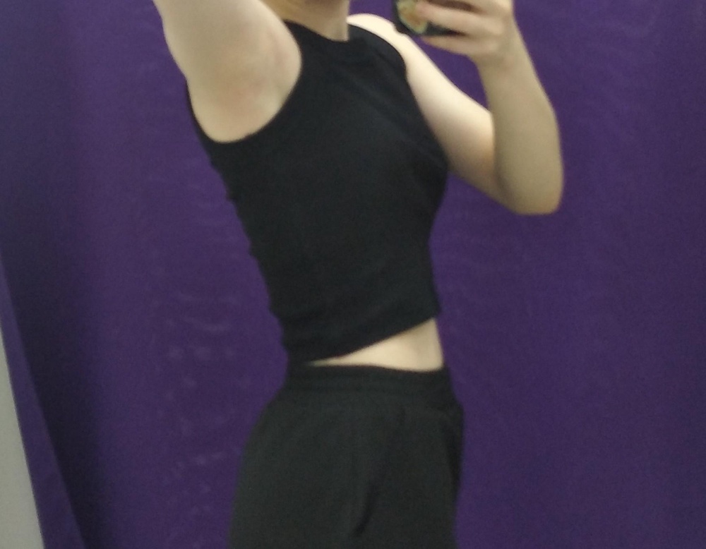 все круто, отличная базовая вещь, но немного давит в подмышках, хотя большими размерами не владею, надеюсь растянется ))