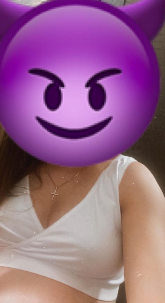 Очень тоненький материал,для большой груди думаю послужит недолго.Белый просвечивает слегка.Но приятная на ощупь.За 325₽ больше не жди.если будет сменка-думаю нормально.После стирки не растянулось, стирала вручную.На ОГ 85 брала S.