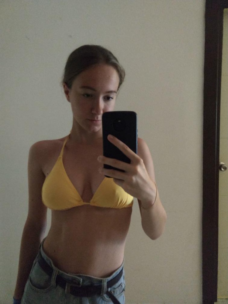 Отличный!
Хорошее качество. Брала размер 44 на обхват груди 86 в комплекте с правками этого же цвета.
Просвечивает, правда, видны соски, потому что тонкая ткань, но меня это не смутило. Ношу с удовольствием.