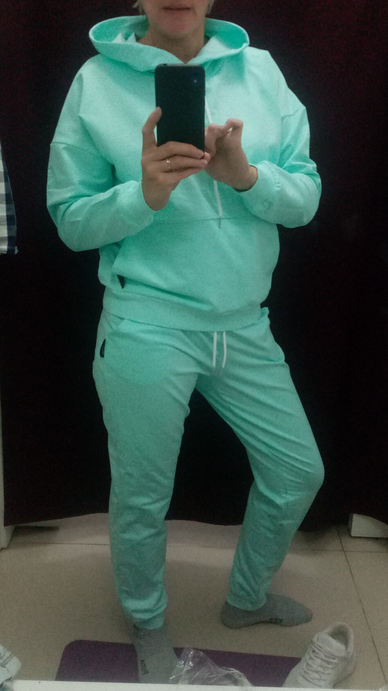 На размер 46-48 брала хл. Подошёл идеально. Цвет ярче, чем на фото. Но не зелёный точно, и это радует))) материал приятный. Не тонкий. Первое впечатление - хороший костюмчик)