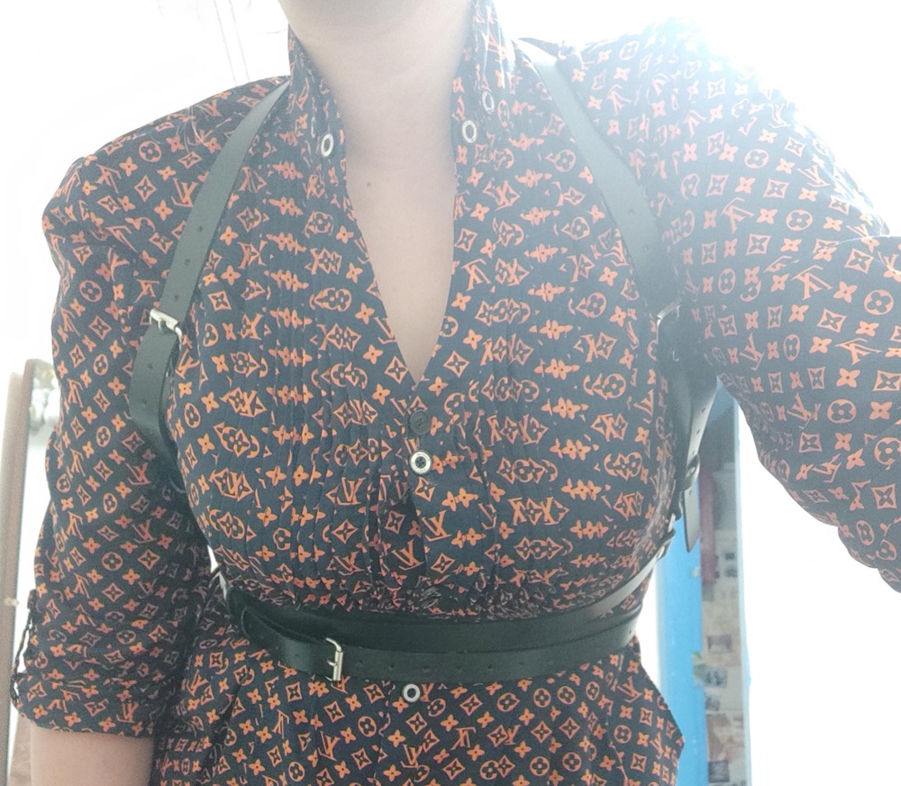 Очень давно хотела портупею и тут решилась.
Качество огонь, без дефектов, заказ пришел на 3й день.
Заказала 48-50, размер в размер. Много запосного места и дырочек.