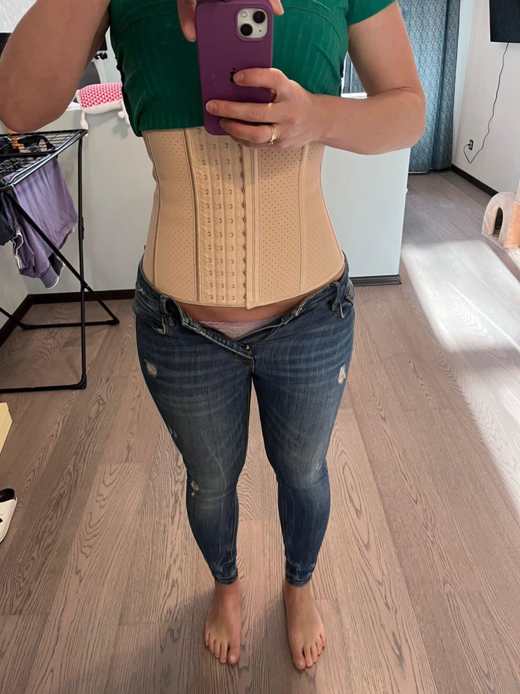 Девочки!это просто находка!!100 лет уже не носила эти джинсы,тк постоянно вываливался «спасательный круг» и этот корсет сотворил чудо-я больше не гусеница😂Единственное,он очень тугой,надо приложить усилия ,чтоб застегнуть,но результат-не разочарует.