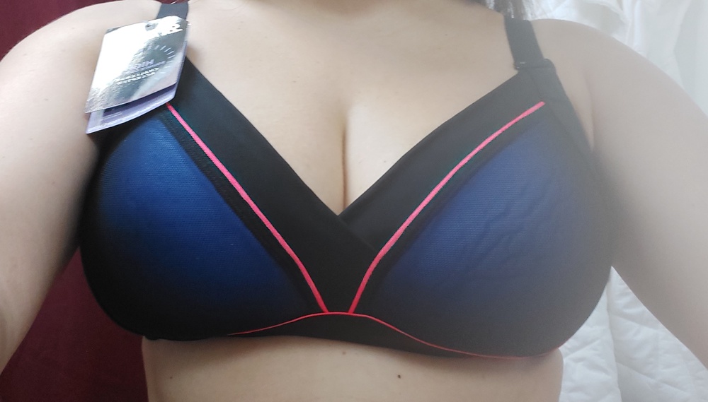 Держит грудь и фиксирует классно, регулируется застёжка на спине, как у лифчика, три длины получается. Лямки на плечах также регулируются. Вообще классная модель. Но возврат из-за плохого качества лифа, сморщенный