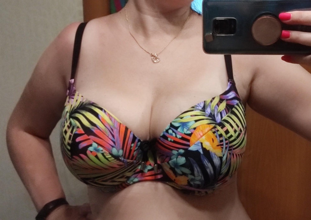 Бомбический купальник! Оооочень долго искала лиф на свою большую грудь. Держит отлично, не смотря на тонкие лямки, ничего не выпадывает. С размерной сеткой совпадает. Купила плавки в цвет, получилось вобще круто. Мои параметры ОГ 106 , ОПГ 86.