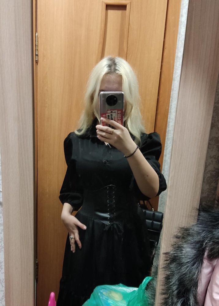 Подошёл отлично!!! 
Мне он очень понравился, правда я не сразу додумалась, что он растегиваеться сзади