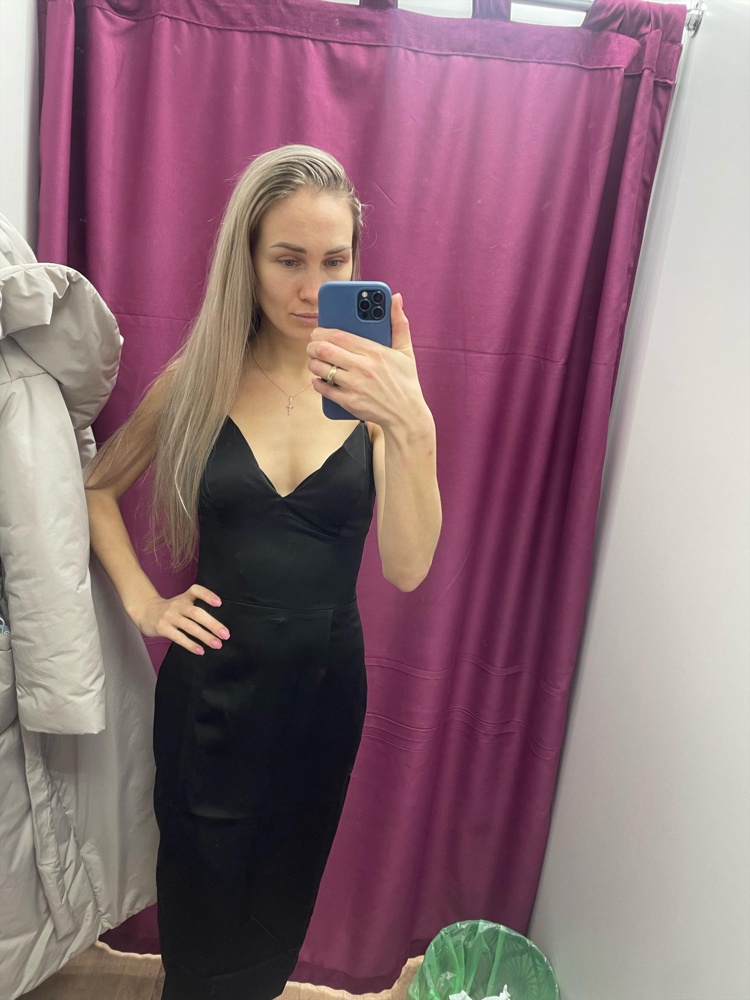 Платье очень красивое. Переживала что ткань будет плотной и складками ляжет на теле, но нет. Ткань мягкая, приятная к телу. Платье идеально сидит по фигуре и подойдёт на любое случай. Его ещё отпарить и супер. Мой рост 163 см и размер ношу 40-42, такой и заказала - все подошло. Вообщем я влюбилась в него)