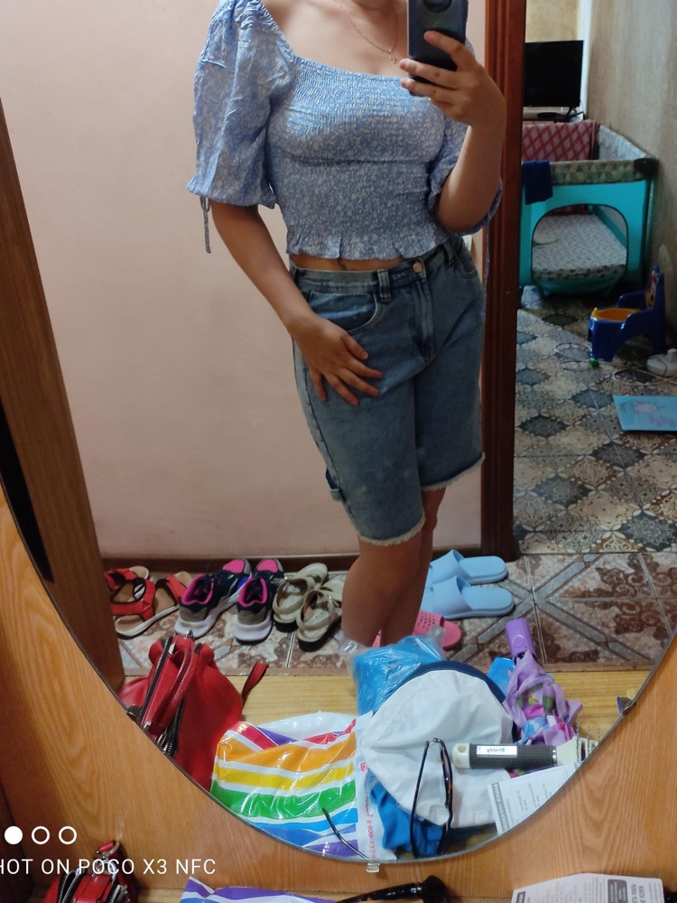 Очень красивая блуза, эффектно подчёркивает грудь, сами посмотрите)