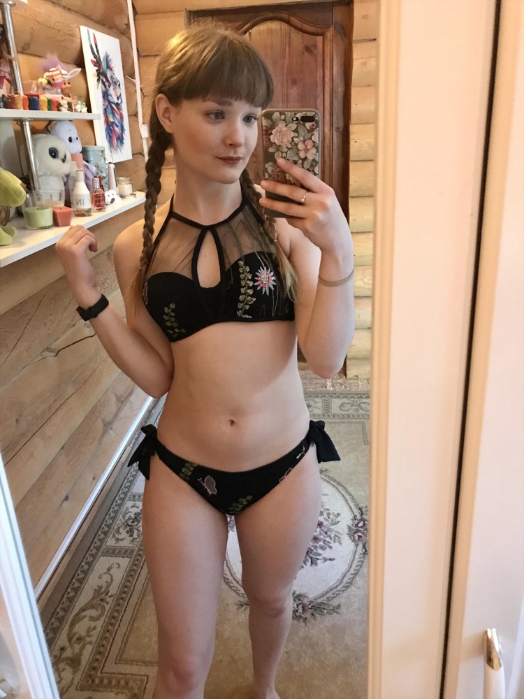 Легкая асимметрия лифа, но не критично, с помощью завязок можно скорректировать. По размеру подошло. 