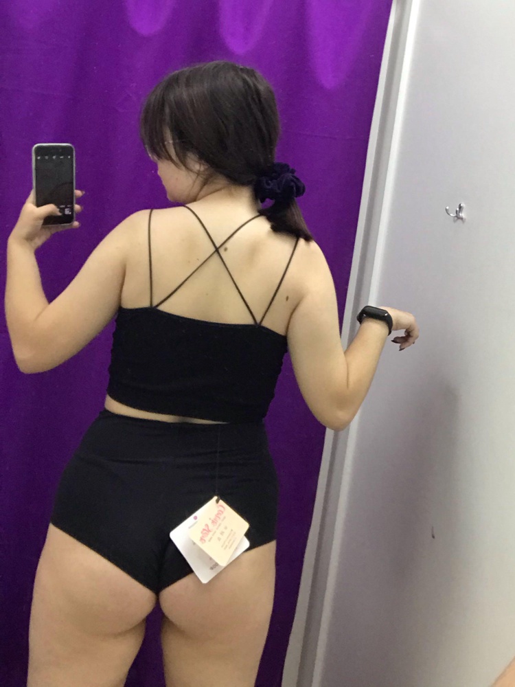 Шорты просто ВАУ. Я искренне удивлена, что они, в моей не идеальной фигуре подчеркнули достоинства, сочность, а недостатки (ушки над попой) убрали, будто и не было 🥰 Животик тоже не сильно видно. Девочки, берите, я уверена, вы не пожалеете