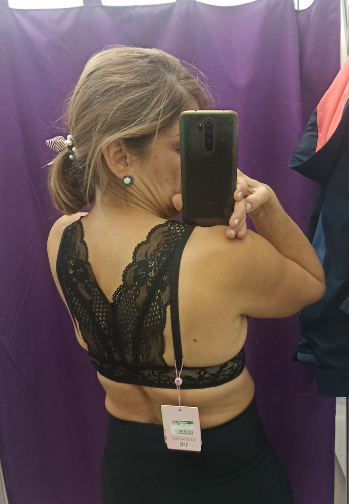 Сильно маломерит. Чашка В на грудь 1 размера, объём также мал. Дешевит розовая чашечка под коричневым кружевом. Само кружево мягкое, не кусается, спинке приятно. Чёрный цвет аналогично.