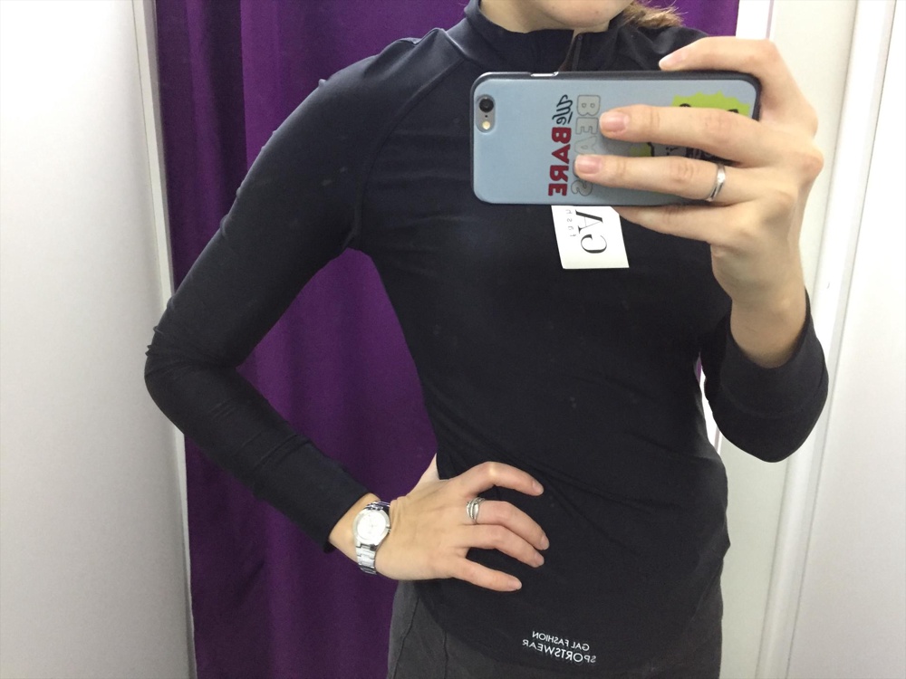 Ношу 44-46, М села отлично, качество прекрасное. После тренировки косяков не обнаружила)