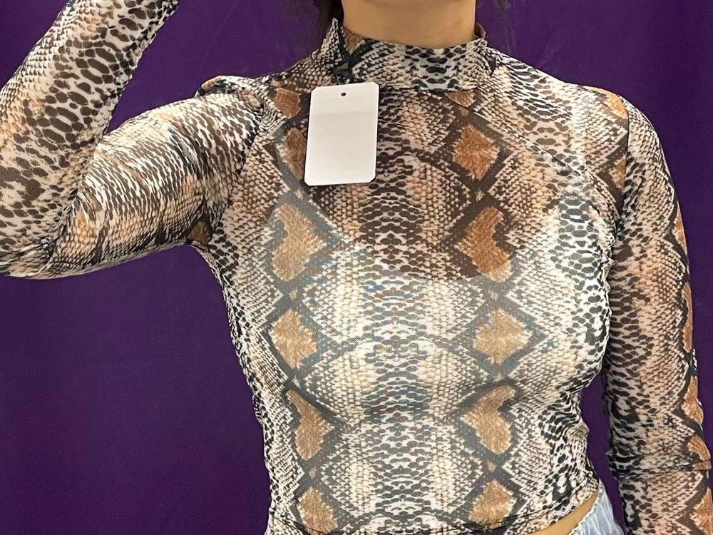 Классный кроп- топ, смотрится очень стильно и с джинсами и с шортами, и под пиджак. Качество хорошее, нитки нигде не торчат, очень довольна покупкой 