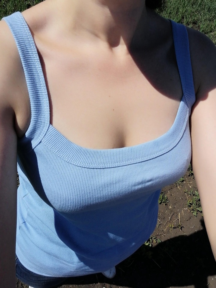 На 48 размер села хорошо, свободно. Качество шикарное. Очень приятный цвет.