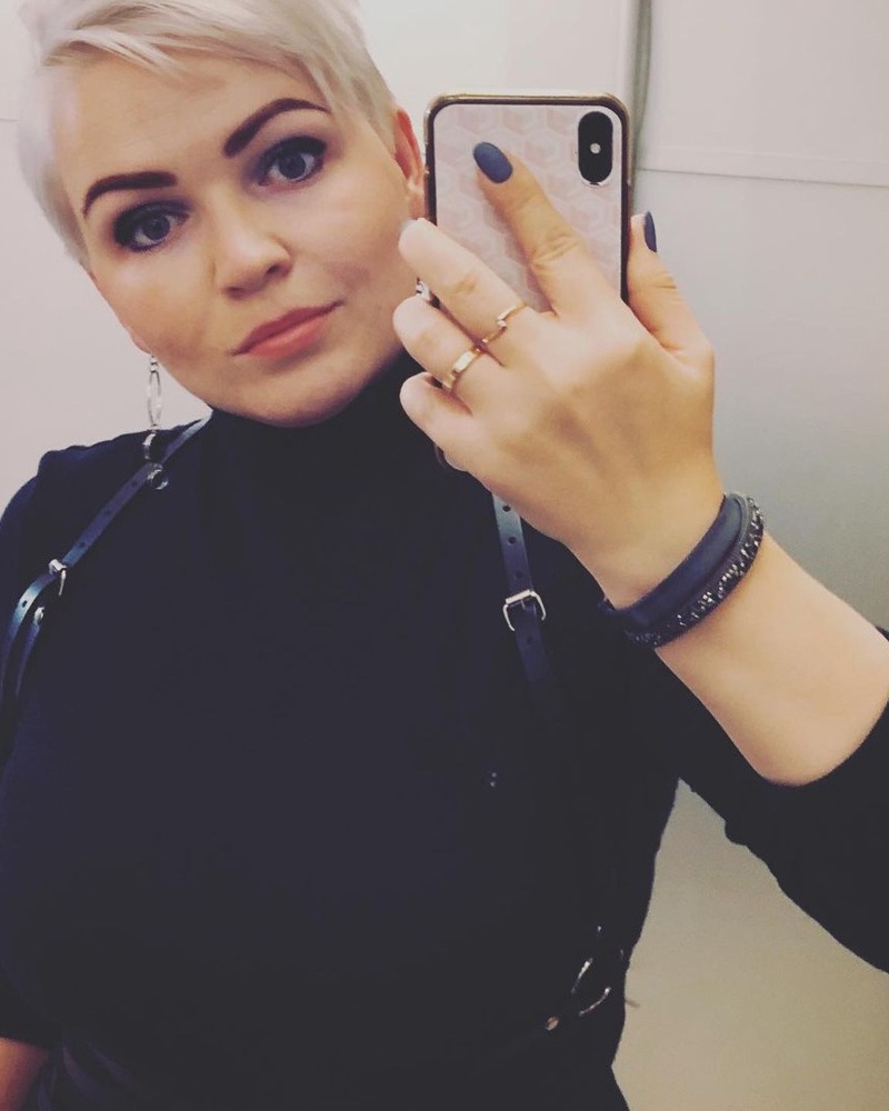 Шикарная портупея за свои деньги!!! Пахнет вкусно коей, ношу уже полгода и ничего не стерлось/не растянулось, дырки в ремнях в идеальном состоянии. Единственный минус - на трикотажных вещах оставляет катышки, потому что края кожи внутри как-то не обработаны что-ли. В остальном очень крутая вещь! Одевается просто и понятно, подтягивается, если нужно, смотрится дорого и стильно. 