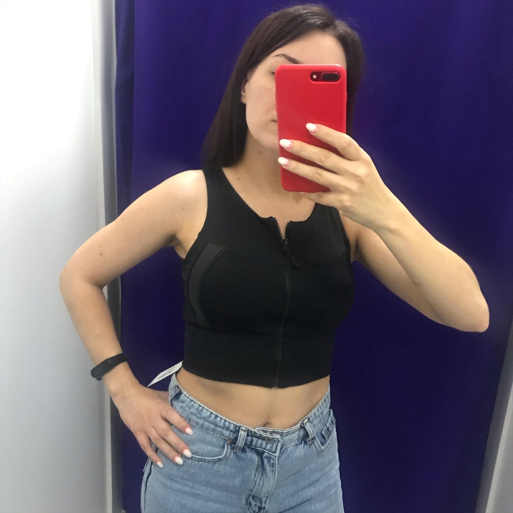 Отличный топ, очень комфортный, мягкий, ничего не передавливает, заниматься в нем очень комфортно. Думала в нем летом будет жарко заниматься, но нет, не жарко. Размер подошел отлично на 75С. 