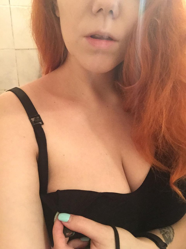 Божечки , эта одна из лучших моих покупок . Лифчик мягкий , за такие деньги это просто бомба , правда страшно что застежки могут быстро сломаться , но так это прям потрясающе . Сначала когда пришёл , подумала что будет маловат но он тянется и сел прям размеру . 