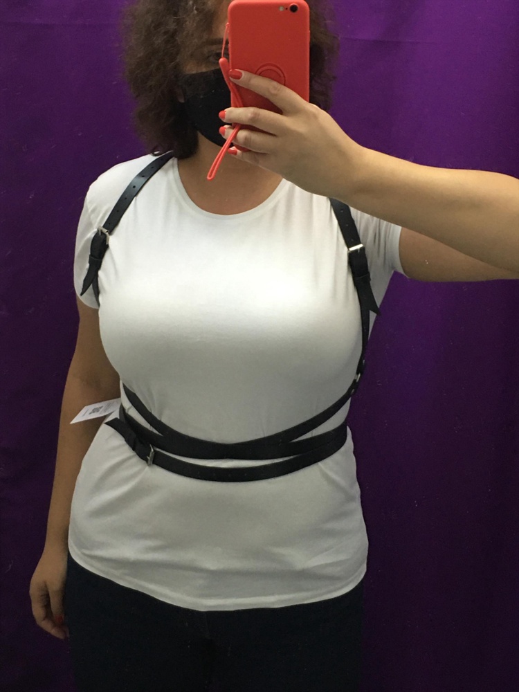 Сложилось впечатление что чуть маломерит, но возможно ещё не разобралась в регулировках. Т.к. вещь не повседневная - качество подойдёт. Смотрится эффектно. Мой рост 173. Параметры 113-85-110. На эти параметры 52-54 впритык. 