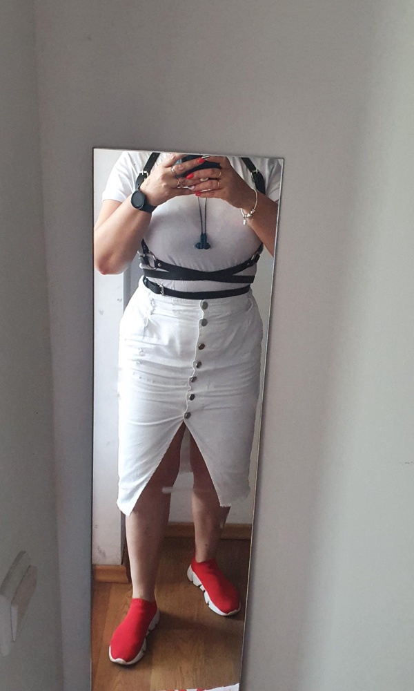 Супер. На ОГ 103 смотрится эффектно, единственное на талию 83см прям впритык. И да пока новая сыпется. Но думаю это временно.