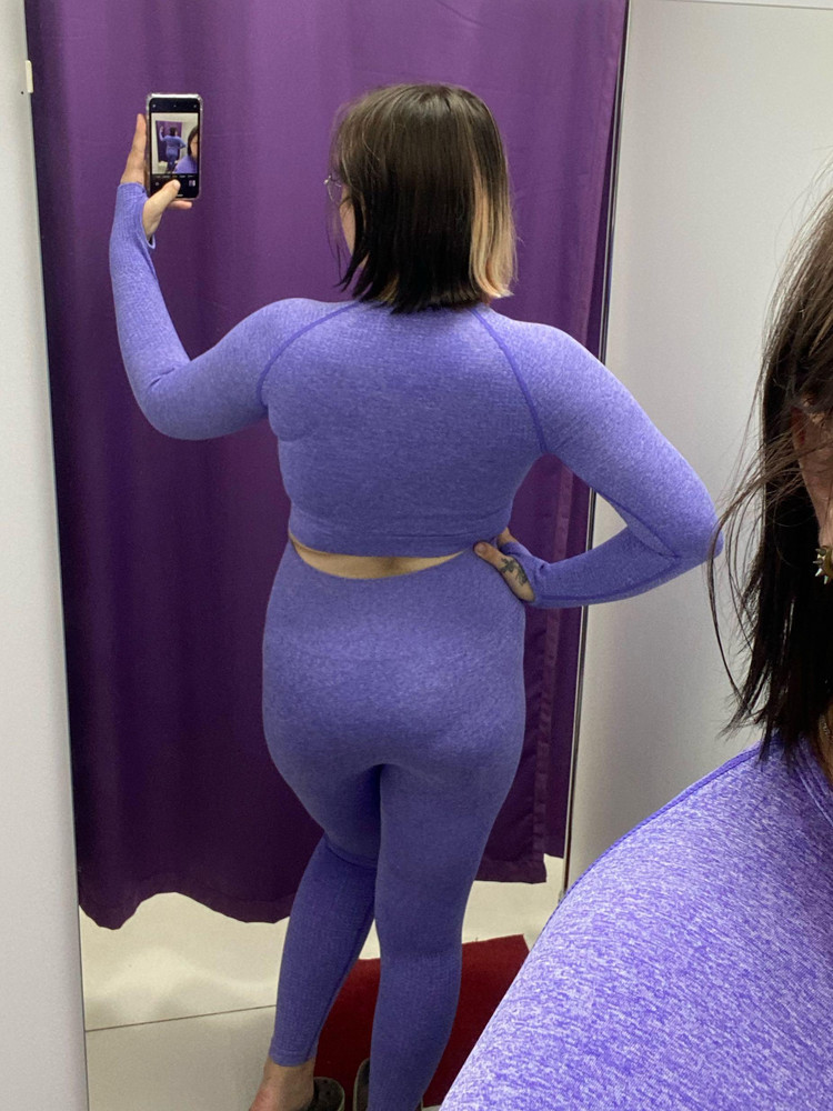 Прекрасный костюм. Ничего нигде не впивается. Соответствует размеру (у меня L). Сидит как вторая кожа, но при этом плотный, хорошо утягивает. Надевается легко. Пока мерила не вспотела. Чтобы сзади попа красиво смотрелась, лучше надевать стринги или бесшовное белье, а то будет, как у меня на фото))