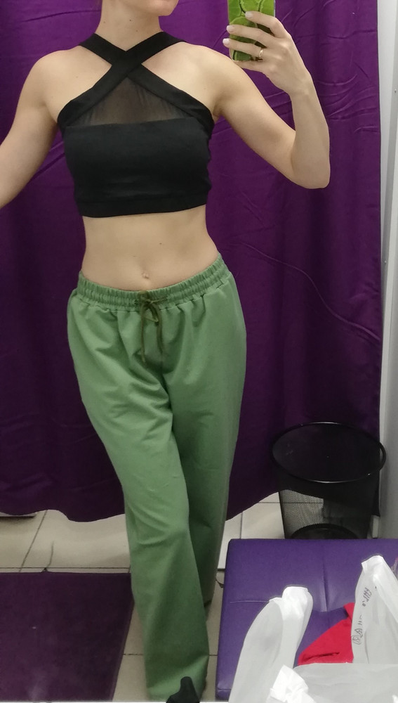 По отзывам почитала и заказала размер М. Хотя у меня размер 42-44, параметры 84×64×94см, рост 165см, стройная даже слишком. Топ прям слегка свободен. Но это не так уж заметно. Это хорошо, потому что натягивать его удобней. Но если бы я заказала S размер, то он был бы прям впритык, в обтяг. Может так и надо, не знаю. Мне этот размер нравится больше. Поэтому забрала. Крест на горле слегка упирается под самую шею, но не критично. Ткань топа плотная и качественная. Надевать надо аккуратно, чтобы следы от дезика не остались на топе. Вот поэтому лучше выбирать размер посвободнее, чтоб не застрять в нём.